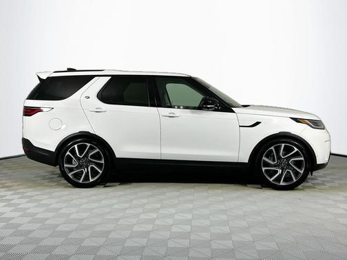 Fuji White 2025 Land Rover Discovery P300 S