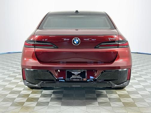 Aventurin Red Metallic 2023 BMW 740 i