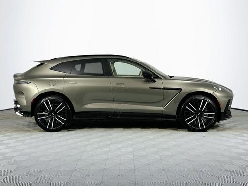 Titanium 2026 Aston Martin DBX S