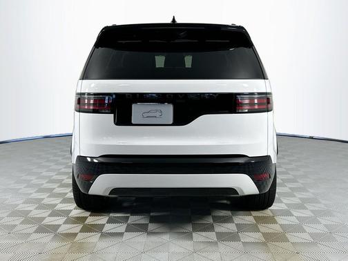Fuji White 2026 Land Rover Discovery Dynamic SE
