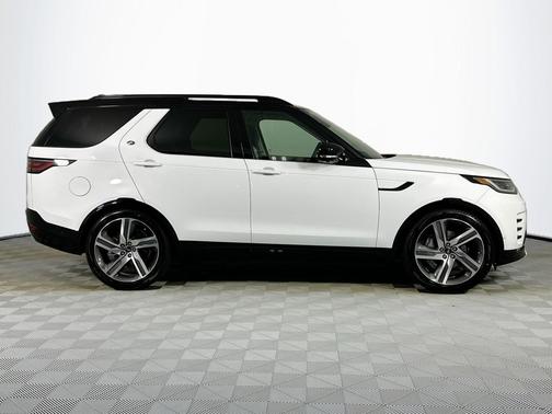Fuji White 2026 Land Rover Discovery Dynamic SE