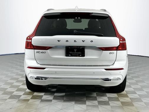 2023 Volvo XC60 B5 Ultimate Bright Theme