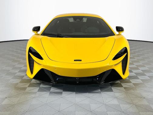 2025 McLaren Artura 