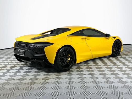 2025 McLaren Artura 