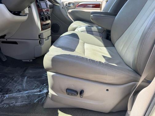 White 2007 Chrysler Town & Country Touring