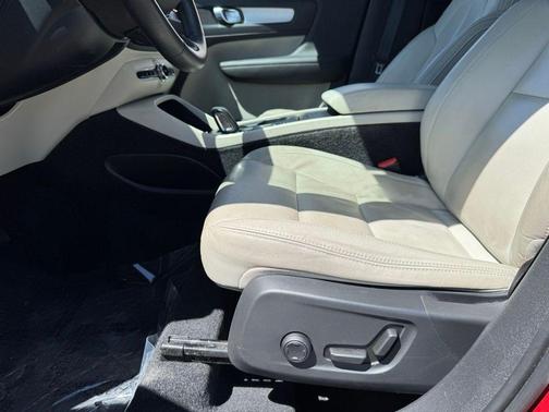Fusion Red Metallic 2019 Volvo XC40 T4 Momentum