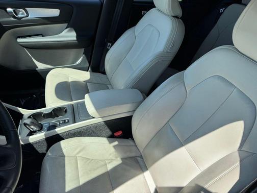 Fusion Red Metallic 2019 Volvo XC40 T4 Momentum