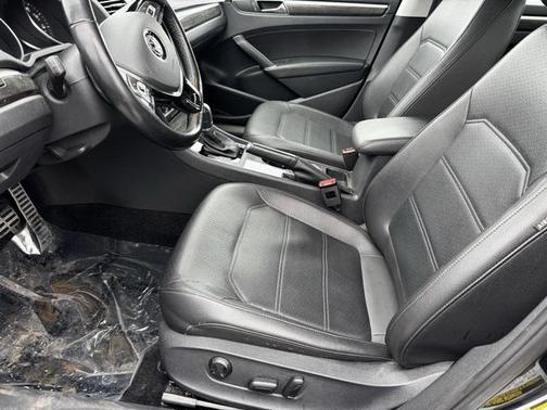 2017 Volkswagen Passat 1.8T SE w/Technology