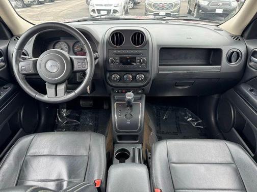 Granite Crystal Metallic Clearcoat 2016 Jeep Patriot High Altitude