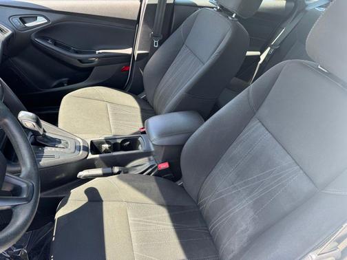 Oxford White 2016 Ford Focus SE