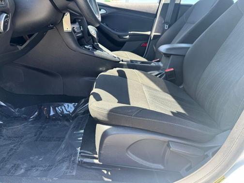 Oxford White 2016 Ford Focus SE