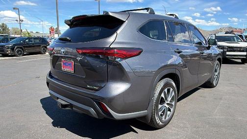 Magnetic Gray Metallic 2022 Toyota Highlander XLE