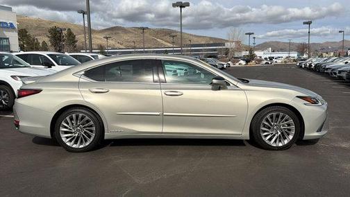 2022 Lexus ES 300h Luxury