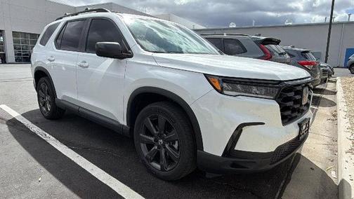 White 2023 Honda Pilot AWD Sport