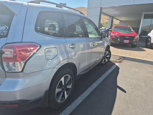 Ice Silver Metallic 2017 Subaru Forester 2.5i Limited