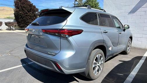 Moon Dust 2023 Toyota Highlander XLE
