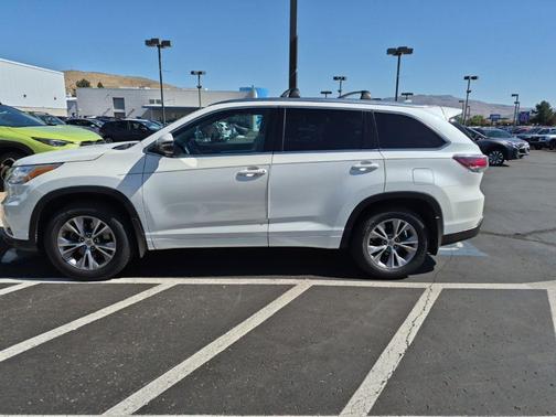 White 2015 Toyota Highlander XLE