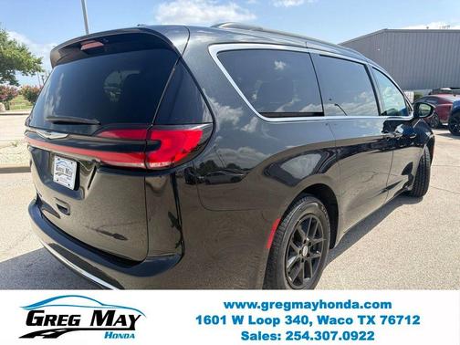 Brilliant Black Crystal Pearlcoat 2022 Chrysler Pacifica Touring-L