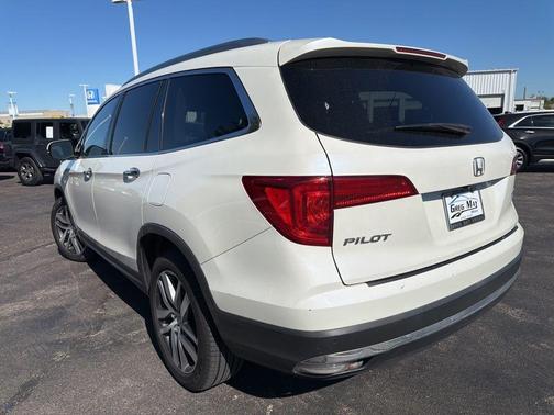 White Diamond Pearl 2018 Honda Pilot Touring