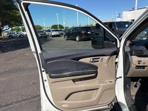 White Diamond Pearl 2018 Honda Pilot Touring