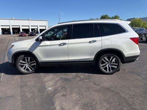 White Diamond Pearl 2018 Honda Pilot Touring