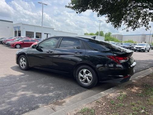 2022 Hyundai ELANTRA SE