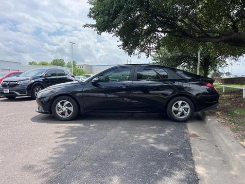 2022 Hyundai ELANTRA SE