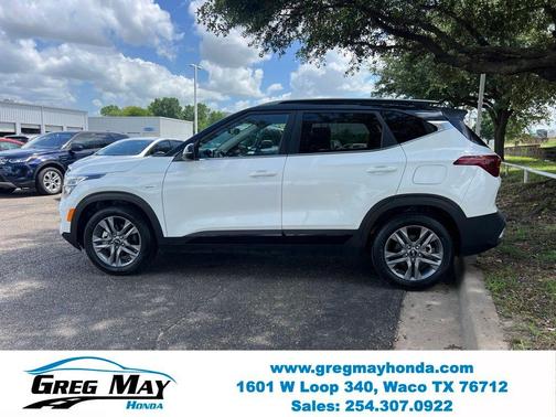 Clear White / Black Roof 2021 Kia Seltos S