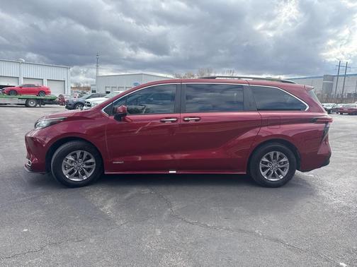2021 Toyota Sienna XLE