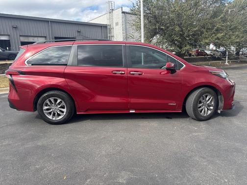 2021 Toyota Sienna XLE