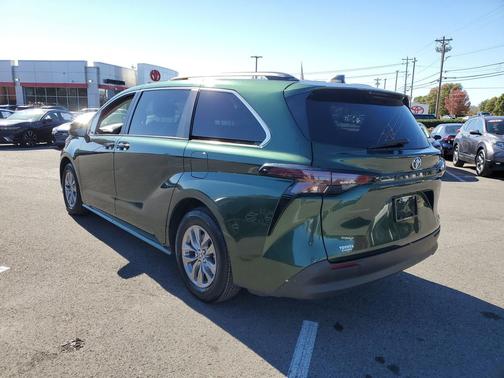 2024 Toyota Sienna LE