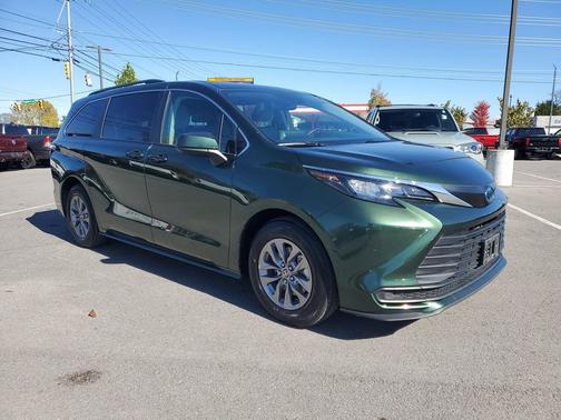 2024 Toyota Sienna LE