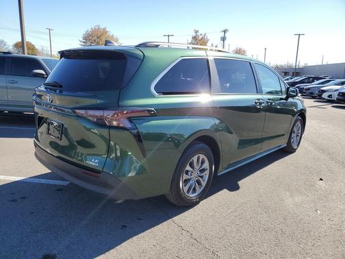 2024 Toyota Sienna LE