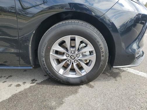 2025 Toyota Sienna LE