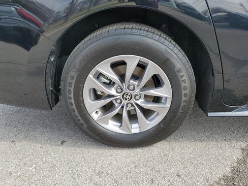 2025 Toyota Sienna LE