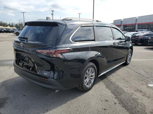 2025 Toyota Sienna LE