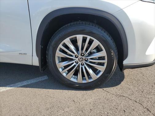 2023 Toyota Highlander Hybrid Platinum