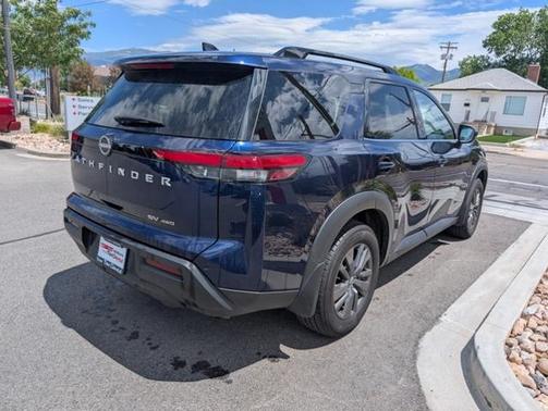2024 Nissan Pathfinder SV