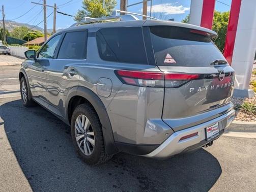 2022 Nissan Pathfinder SL