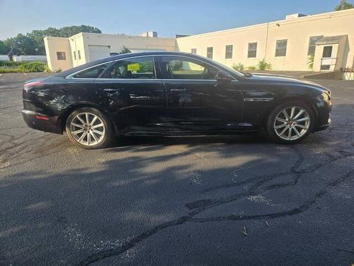 Ultimate Black Metallic 2016 Jaguar XJ 4dr Sdn R-Sport RWD