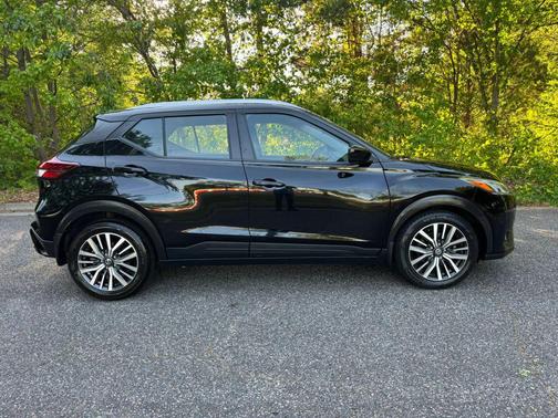 Super Black 2021 Nissan Kicks SV