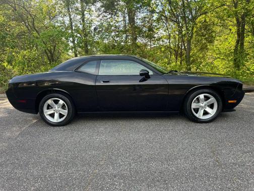 Brilliant Black Crystal Pearlcoat 2009 Dodge Challenger SE