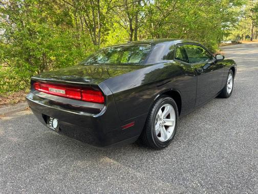Brilliant Black Crystal Pearlcoat 2009 Dodge Challenger SE