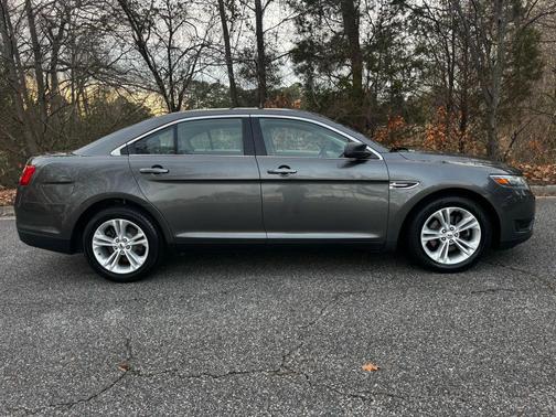 2017 Ford Taurus SE