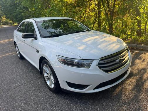 Oxford White 2015 Ford Taurus SE