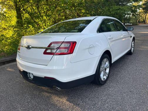 Oxford White 2015 Ford Taurus SE