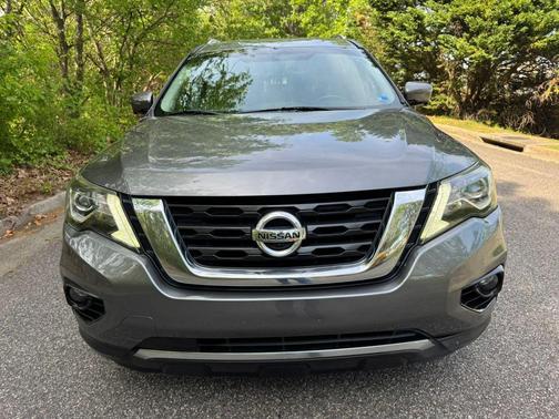 Gun Metallic 2017 Nissan Pathfinder SL