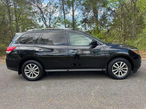 Magnetic Black Metallic 2016 Nissan Pathfinder SV