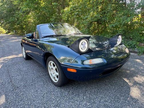 Green 1995 Mazda MX-5 Miata Convertible 2D