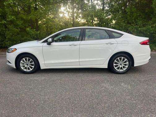 Oxford White 2018 Ford Fusion SE